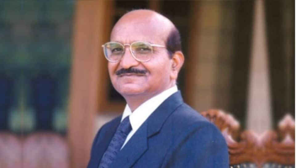 Meet 81-Year-Old Who Sold Detergent Door-to-Door On Bicycle, Took Rs 15,000 Loan, Now Leads Rs 23,000 Crore Firm — Know His Net Worth