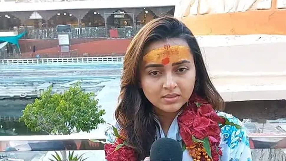 Tejasswi Prakash Visits Mahakaleshwar Temple In Ujjain On Her Birthday, Attends Divine Bhasma Aarti