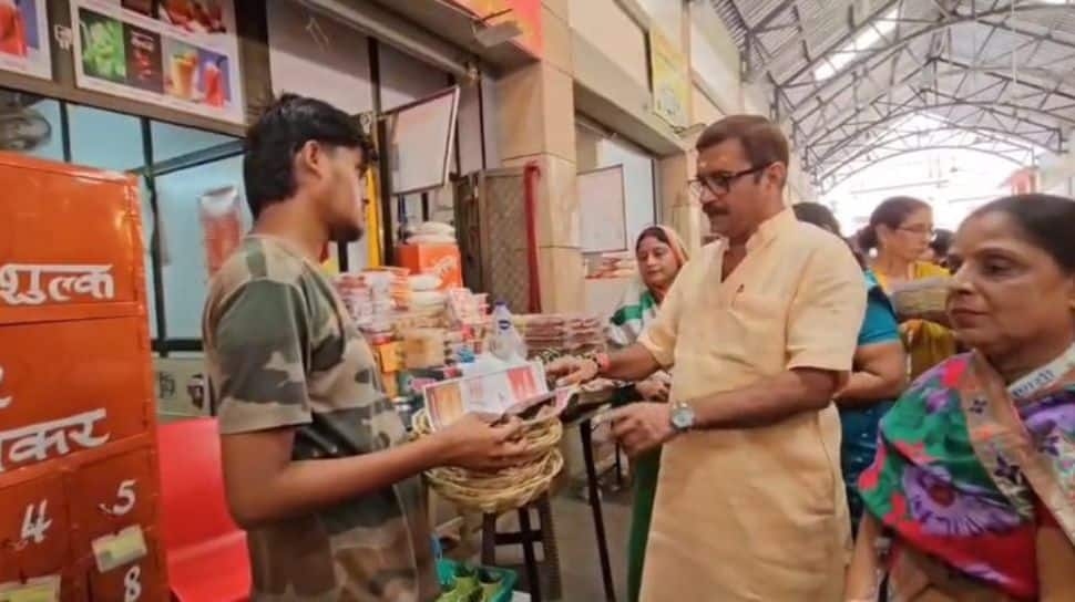 Kashi Vishwanath Temple Bans Plastic, Wins Public Support