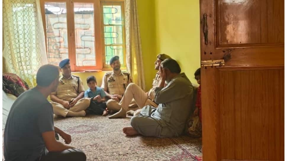Jammu & Kashmir Police Honours Families Of Fallen Martyrs On Independence Day