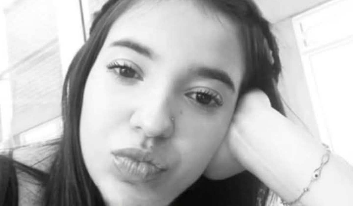 Teenage girl dies after eating poisoned cupcake delivered to her home with 'love note'