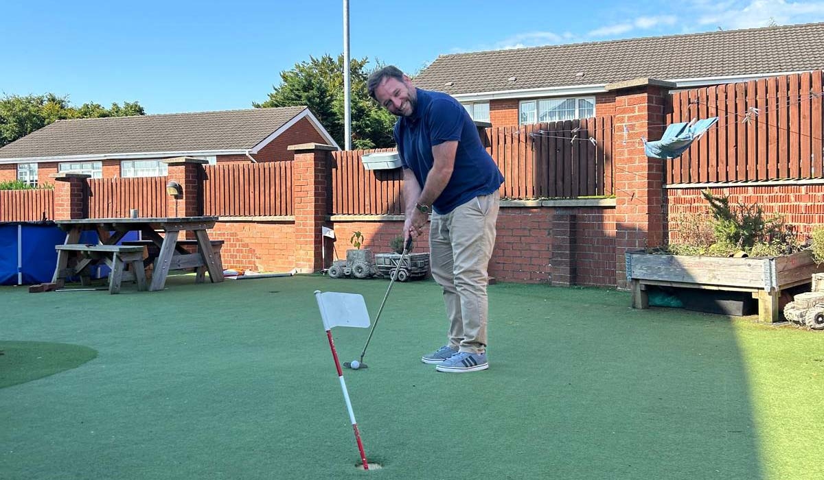 Rory McIlroy's old back garden is still a putting green -- and it's as quick as lightning!