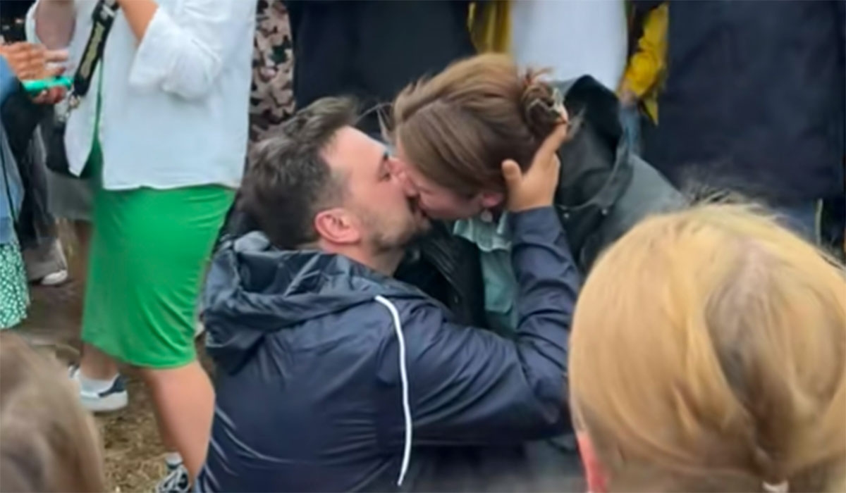 WATCH — Proposal at Mumford & Sons Dublin concert melts hearts online