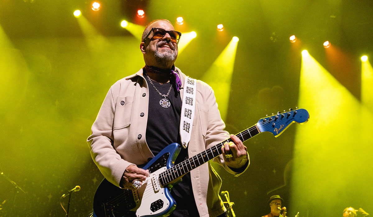 Huge country band forced to cancel tour as lead singer undergoes cancer treatment
