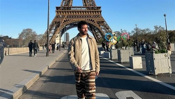 بملابس كاجول.. حسن الرداد يتجول في شوارع باريس