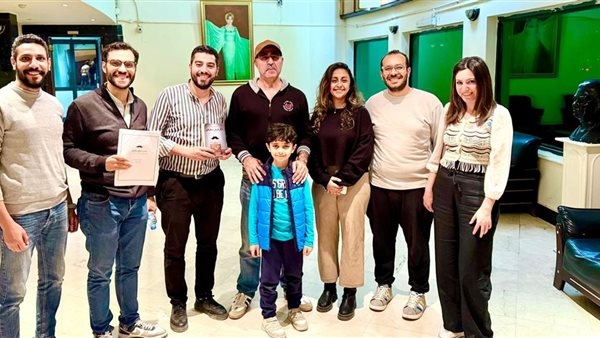 محمد عبدالعظيم يلعب شخصية "صوت الشنب" في عرض "شنب شرقي منقرض"