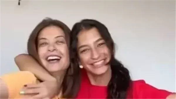 "مع ابنتها".. منال سلامة تخطف قلوب متابعيها من أحدث ظهور