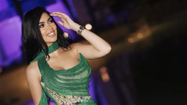كارولين عزمي تشعل مواقع التواصل الاجتماعي بـ الأخضر المجسم