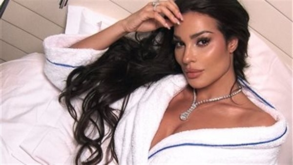 بالبرنص.. نادين نسيب نجيم تشعل مواقع التواصل الاجتماعي
