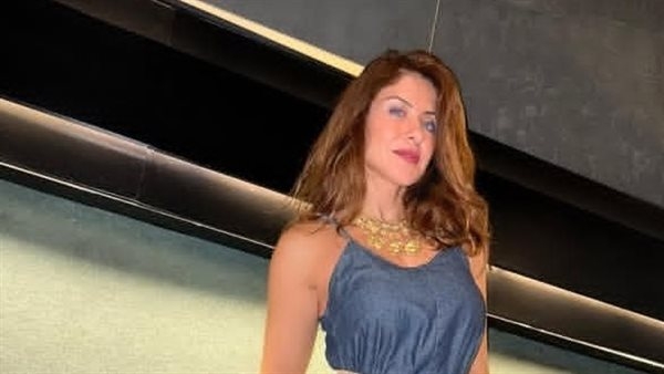 بإطلالة لافتة.. هيدي كرم تتألق في فستان جينز من أحدث ظهور لها