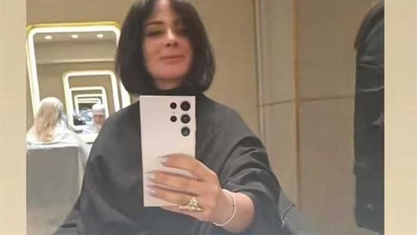 "قصة شعر" مني زكي تشعل مواقع التواصل الاجتماعي وتثير تساؤلات الجمهور