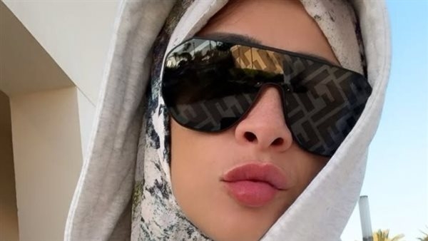بالحجاب والنظارة.. ياسمين عبد العزيز تهنئ جمهورها بالعيد