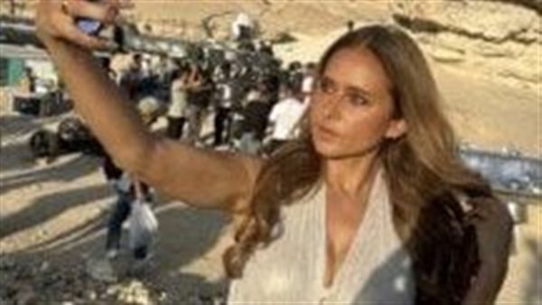 من داخل الصحراء.. نيللي كريم تشوق الجمهور لـ أحدث أعمالها
