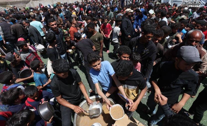 تقرير لهيب الجوع: سكان غزة يحرقون نفايات سامة للبقاء على قيد الحياة