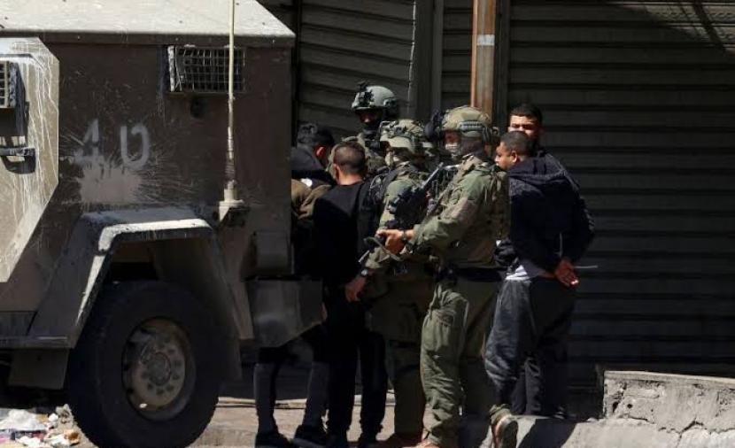 احتجزهم وأخضعهم للتَّحقيق الميداني.. الاحتلال يشنُّ حملة اعتقالات واسعة في الضَّفَّة الغربيَّة