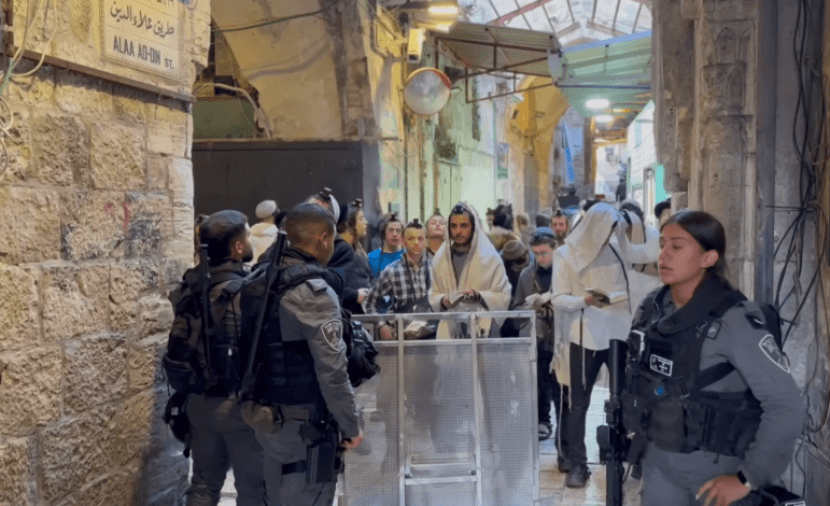 مستوطنون يؤدون طقوسًا تلمودية في البلدة القديمة بالقدس المُحتلة