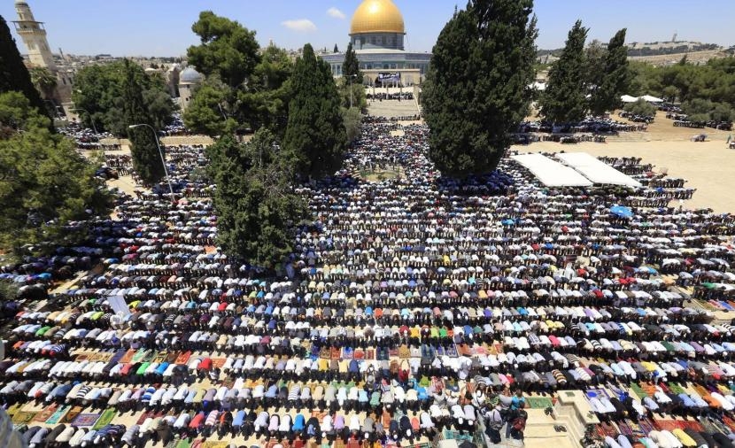 عشرات الآلاف يؤدون صلاة الجمعة في المسجد الأقصى