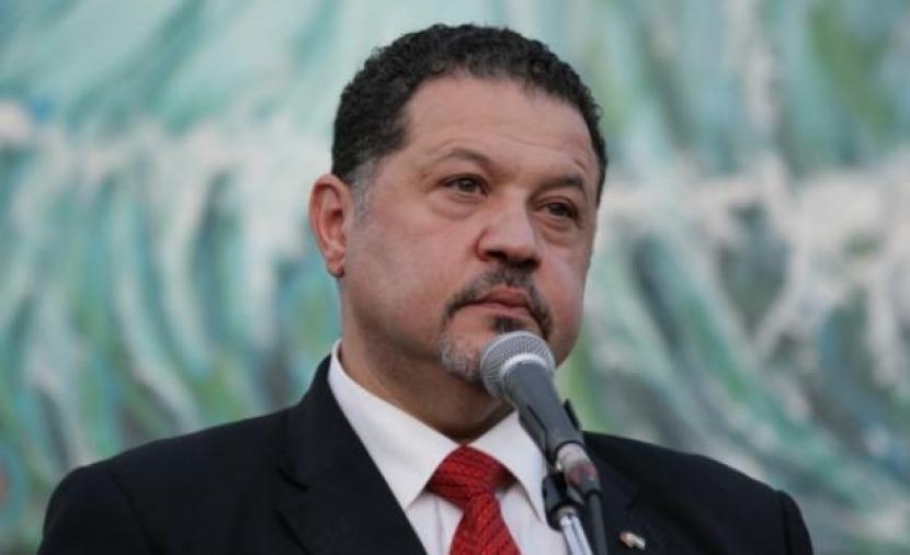 فساد على المكشوف.. السلطة تتجاهل القوانين لصالح نجل عباس