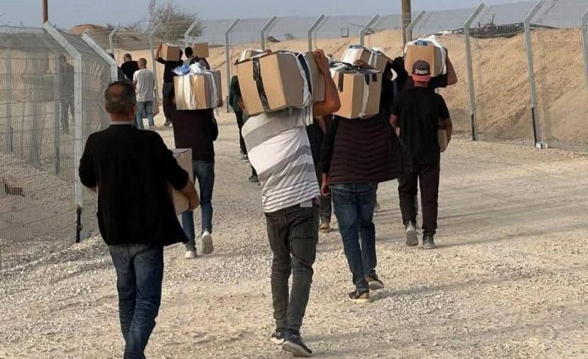 صور توزيع المساعدات الأميركيَّة تثير سخريةً الغزيين... من يقف وراء المشهد؟