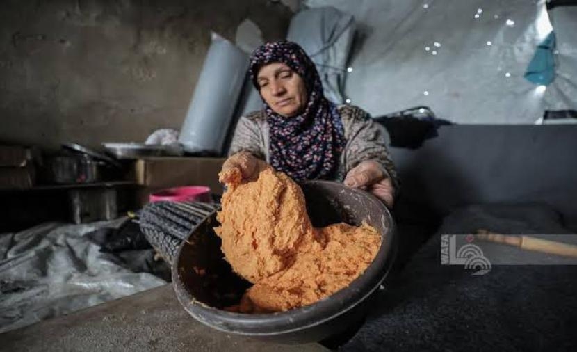 خبز من لا خبز له.. الغزيون يبتكرون بدائل قاسية للدقيق