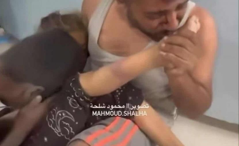 في حضن الموت.. الغندور يودّع زوجته وطفلته تحت الأنقاض