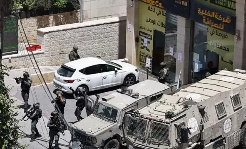 الاحتلال يضرب النظام المالي الفلسطيني بمداهمات مراكز الصرافة في الضفة الغربية