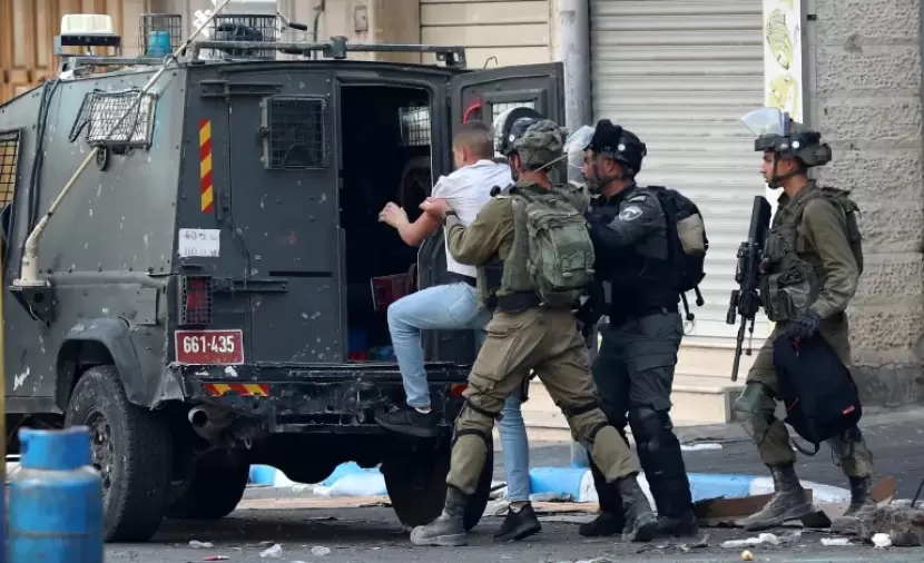 قوَّات الاحتلال تداهم مناطق في رام اللَّه والقدس وتنكِّل بشابّ جنوب جنين