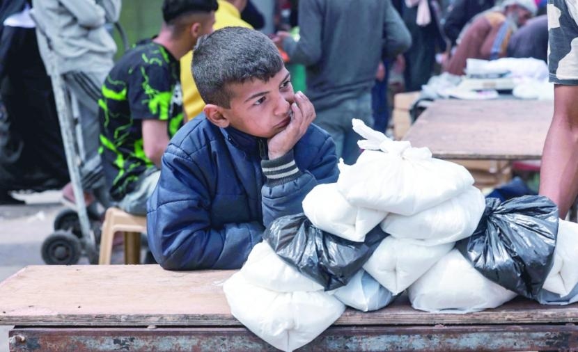 في غزة... الطُّفولة تُستبدل بالكدح و"البسطة" تحلّ مكان دفتر الدروس