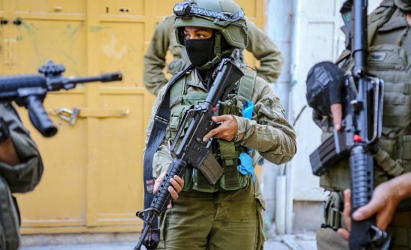 الاحتلال يحول منازل فلسطينية بمدينة الخليل إلى ثكنات عسكرية