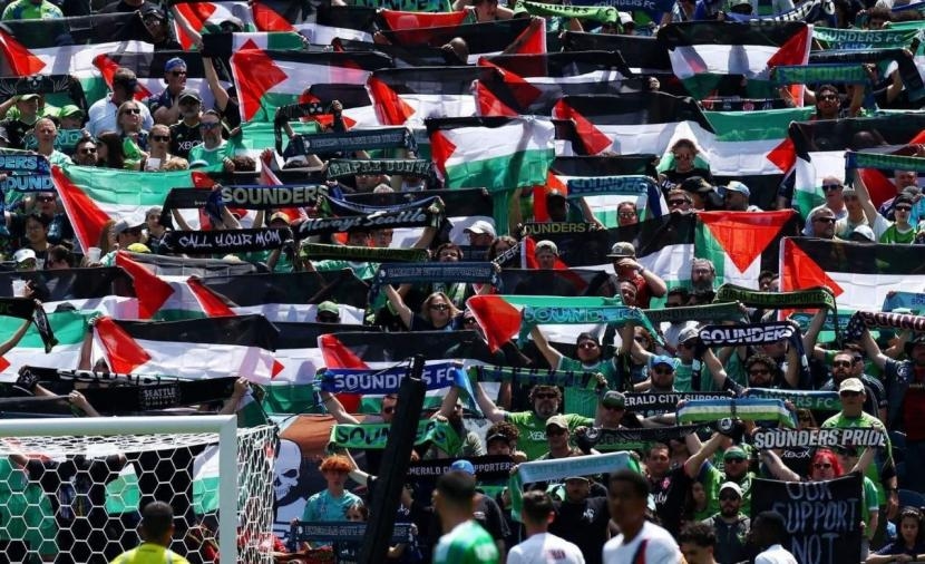 العلم الفلسطيني يتصدر المشهد في بطولة كأس العالم للأندية