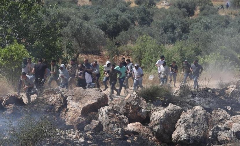 ترحيل قسري لعائلتين فلسطينيتين بالأغوار بسبب اعتداءات المستوطنين