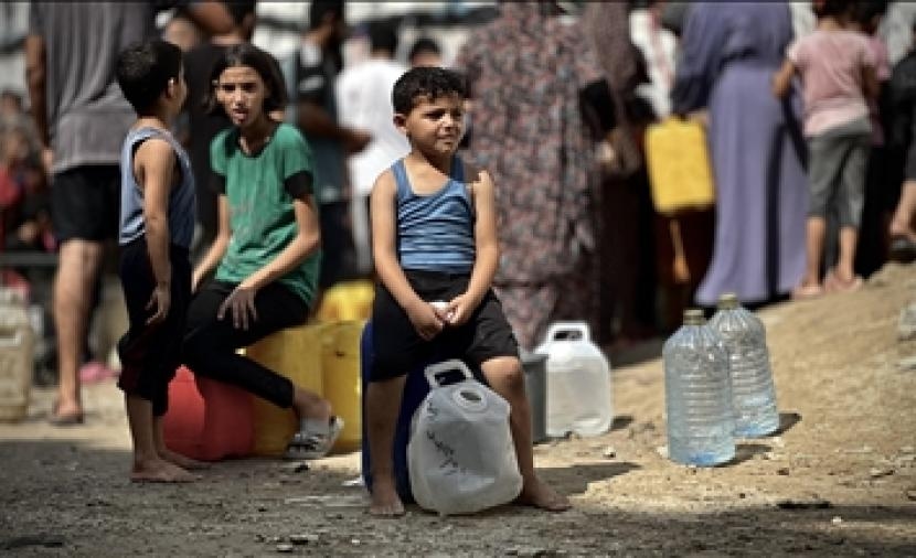 بلديَّة جباليا النزلة تحذِّر: العطش يهدِّد آلاف النَّازحين شمال غزة