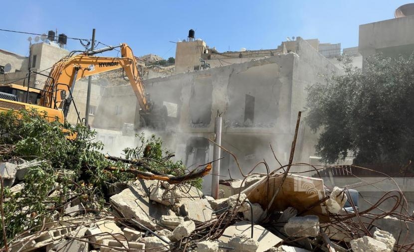 الاحتلال يجبر عائلةً مقدسيَّة على هدم منزلها ذاتيًا
