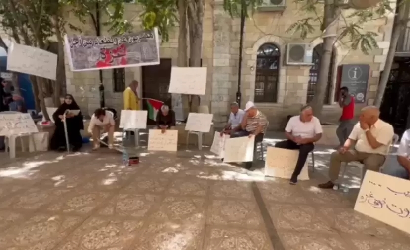 إضراب ناشطين بالضفة عن الطعام تضامنًا مع غزة وسط قمع السلطة مسيرات جماهيرية