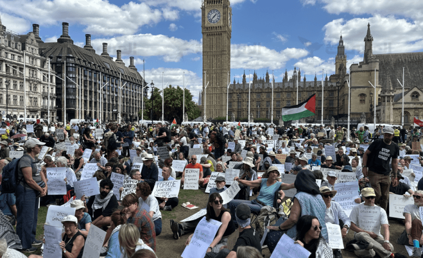 100 ألف يتظاهرون في لندن تضامناً مع غزة وحركة "فلسطين أكشن"