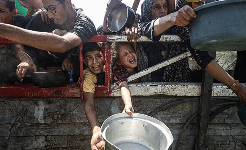 الإعلام الحكومي: 36 شاحنة مساعدات دخلت القطاع السبت ونهبت أغلبها
