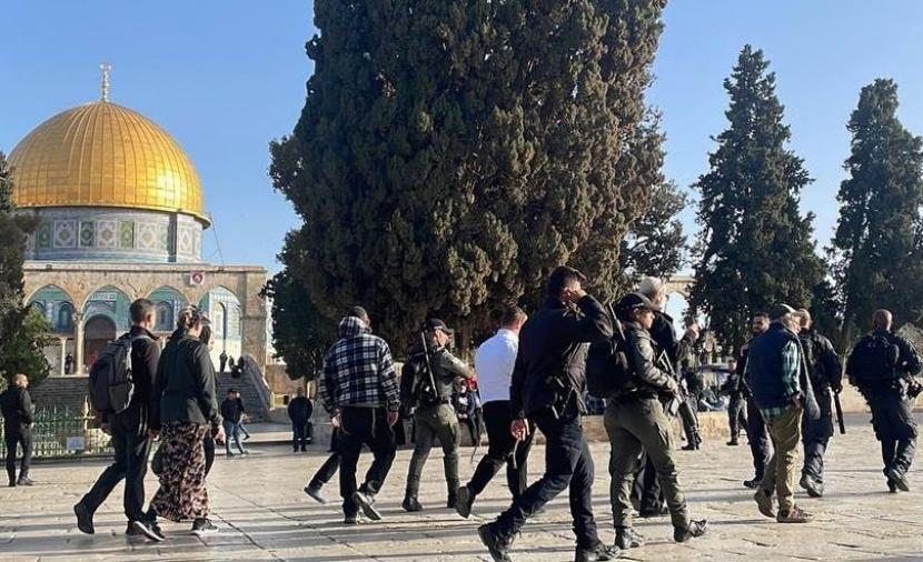 مستوطنون يقتحمون باحات المسجد الأقصى ويؤدُّون طقوسًا تلموديّة