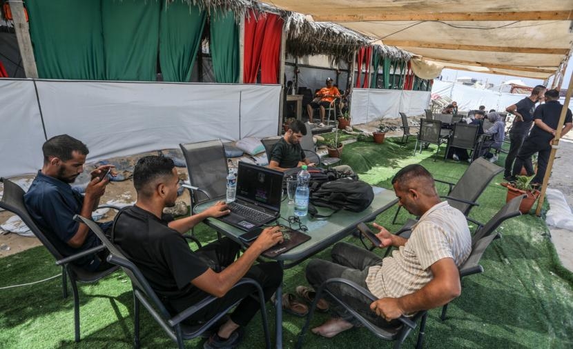 الحرب تهدّد أرزاق العاملين عن بُعد.. بطاريات متهالكة وألواح شمسية خارج الخدمة