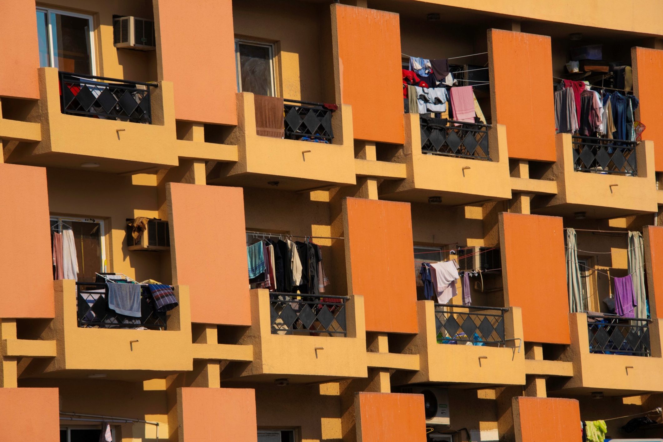 Hanging laundry on balconies could cost you up to AED 2,000 in Abu Dhabi