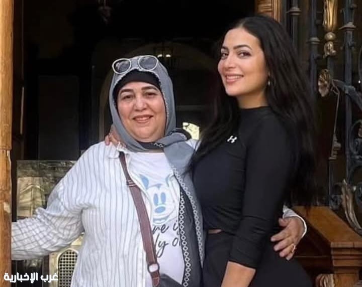 الفنانة دنيا المصري تحتفل بعيد ميلاد والدتها