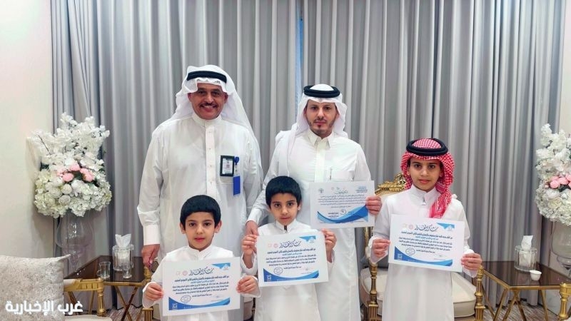 رئيس نادي الاستدامة البيئية يُكرم " فلاح الهاجري " وأسرته لجهودهم التطوعية في تنظيف شاطئ الدمام