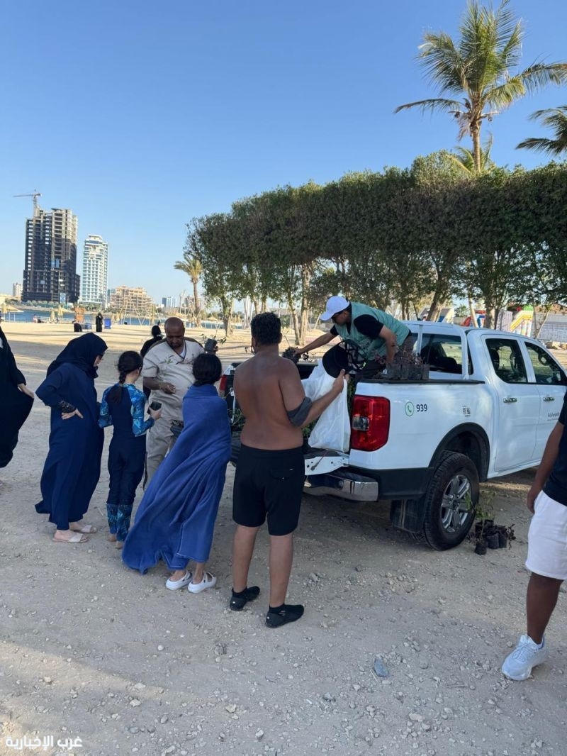 بيئة جدة توزع اكثر من٣٠٠ شتلة زراعية لمرتادي شاطئ المحازم ضمن جهود دعم مبادرة السعودية الخضراء