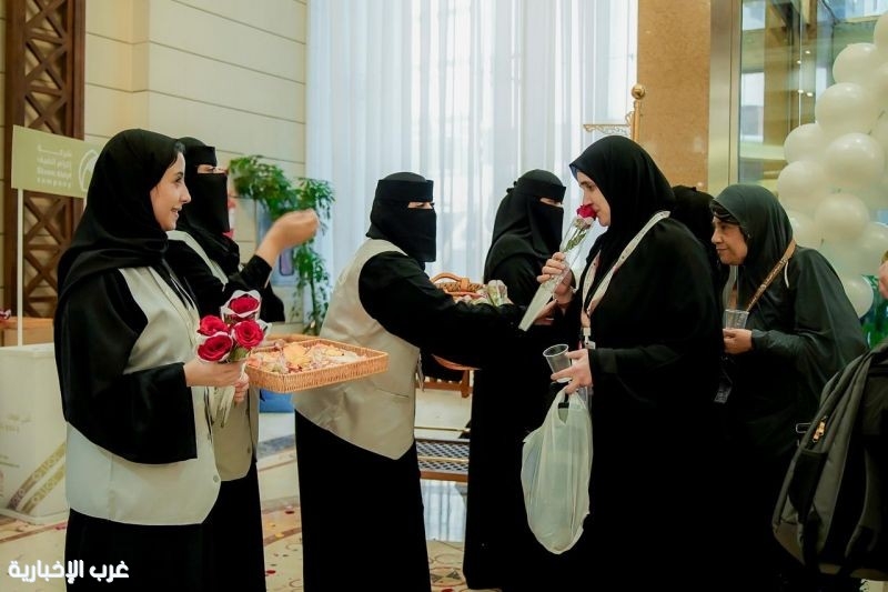 إكرام الضيف استقبلتهم بالقهوة السعودية والورد .. الفوج الأول من حجاج مصر يحط رحاله بمكة