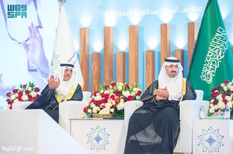 نائب أمير تبوك يشهد حفل تكريم خريجي وخريجات مدارس الملك عبدالعزيز النموذجية لعام 2025