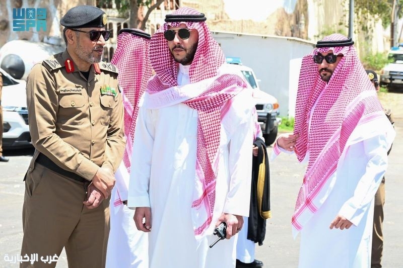 مُحافظ الطائف يتفقد نقاط الفرز الأمني في الخالدية والهدا