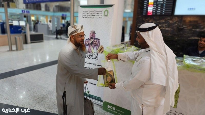 الشؤون الاسلامية تواصل توزيع هدية خادم الحرمين الشريفين في مطار المدينة الدولي ومطار ينبع الإقليمي