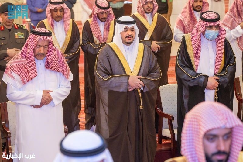نائب أمير الرياض يؤدي صلاة الميت على الأمير فيصل بن خالد بن سعود