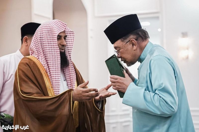 شارك في حفل المسابقة القرآنية وقدّم نسخة من القرآن الكريم ..
