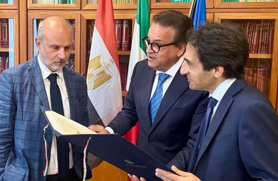 .. ويبحث سبل التعاون فى المجالات الصحية مع نظيره الإيطالي