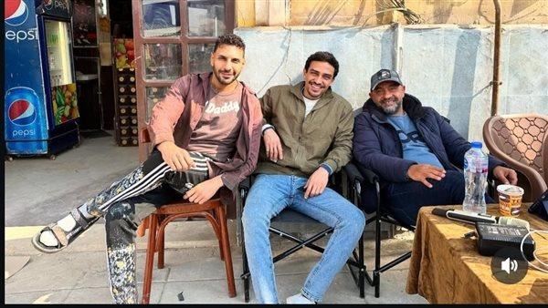 نجوم "قهوة المحطة" يشاهدون الحلقة الأولى سوياً أثناء استكمال التصوير